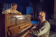 Dokudrama von Heinrich Breloer (Buch und Regie) Produktion der Bavaria Fiction mit dem WDR (federführend), BR, SWR, NDR und ARTE „Soldaten wohnen / Auf den Kanonen ...“ Mit einem Potpourri aus Brecht-Songs, die er bereits vertont hat, zeigt der junge Komponist Kurt Weill (Oskar Olivo, r) dem skeptischen Theaterdirektor Ernst Josef Aufricht (Anatole Taubman, nicht im Bild) sein Können. Brecht (Tom Schilling, l) hat ihn in die "Dreigroschenoper"-Produktion geholt. Aufrichts Zweifel schwinden, als er hört, was da zu hören ist.