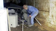 Klaus (73) hilft tatkräftig mit beim Entrümpeln