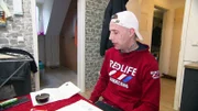 Chris aus Duisburg hat Post von der Polizei bekommen. Der 33-Jährige wird beschuldigt beim Dealen mit Rauschmitteln beobachtet zu sein.