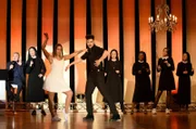 Tanz-Performance auf der Wohltätigkeits-Gala, Wöller (Fritz Wepper, im HG l.) und Schwester Hanna (Janina Hartwig, im HG 2.v.l.) singen, die Nonnen swingen: Schwester Agnes (Emanuela von Frankenberg, im HG 4.v.r.), Schwester Lela (Denise M'Baye, im HG 3.v.r), Emma Graf (Thekla Hartmann, im HG 2.v.r.), Schwester Felicitas (Karin Gregorek, im HG r.)