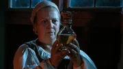 Stine (Gabriela Maria Schmeide) hat endlich den Honigwein gefunden.