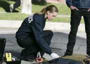 Riley Adams (Lauren Lee Smith) untersucht die Leiche eines Mannes, der einer blutigen Schießerei in einem Wohnviertel zum Opfer gefallen ist.