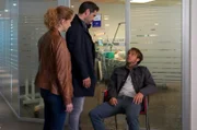 „Capo“ Matteo Zanchetti (Tobias Oertel) und „Frau Commissario“ Sonja (Chiara Schoras) sprechen mit ihrem Kollegen Jonas Kerschbaumer (Gabriel Raab, re.), der am Krankenzimmer der schwerverletzten Mafiastatthalterin Giulia Santoro Wache hält