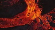 Nach dem letzten Ausbruch des Vulkans Kilauea auf Hawaii bricht glühende Lava die Erde auf.