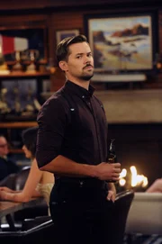 Während Marshall noch immer auf dem Weg zur Hochzeit ist, machen die Freunde im Farhampton Inn eine unangenehme Bekanntschaft mit Darren (Andrew Rannells) ...