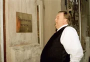 Neubeginn: Anwalt Gregor Ehrenberg (Dieter Pfaff) eröffnet seine Kanzlei in Hamburg-Altona.