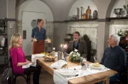 Carla (Maria Fuchs, 2.v.l) vergisst für einen Moment ihren Kummer, als sie Britta (Jelena Mitschke, l.), Gunter (Hermann Toelcke, 2 v.r) und Thomas (Gerry Hungbauer, r.) bewirtet.