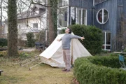 Nils (Manuel Rubey) versucht, sich spirituell selbst zu finden und zeltet zu diesem Zweck im Garten seines eigenen Hauses.
