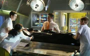 (v.li.) Kyle (Evan Ellingson), Wolfe (Jonathan Togo) und Dr. Tara (Megalyn Echikunwoke) bereiten die Leiche des bei einer Granatenexplosion getöteten Warren Emerson (Edward Edwards) zur Obduktion vor; doch plötzlich passiert etwas unerwartetes.
