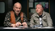 L-R: Vaddern (Claus D. Clausnitzer) erklärt Thiel (Axel Prahl) und den Anderen wie es passiert ist.