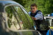 Phillip (Eric Cordes) gibt im Einsatz alles und wird von einem Pkw über den Haufen gefahren.