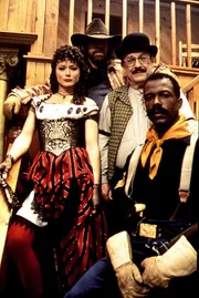 Walker (Chuck Norris) wurde von einer Schlange gebissen und f%llt in Ohnmacht. Dabei erscheint ihm Hays Cooper (auch Chuck Norris, hi.) und Sergeant Lockett (Clarence GIlyard, re.), die vor 130 Jahren lebten. (Sheree J.Wilson als Saloon-Girl und Noble Willingham als Barkeeper, 2.v.re.)