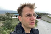 Reporter Nico Schmolke Anfang März auf Lesbos: Er ist spontan auf die Insel geflogen, um sich selbst ein Bild zu machen von der Gewalten von Rechten gegen Geflüchtete, NGO’s und Journalisten. Auf der Straße filmt er nur mit dem Handy, da er selbst Angst hat als Journalist erkannt zu werden. Reporter Nico Schmolke Anfang März auf Lesbos: Er ist spontan auf die Insel geflogen, um sich selbst ein Bild zu machen von der Gewalten von Rechten gegen Geflüchtete, NGO’s und Journalisten. Auf der Straße filmt er nur mit dem Handy, da er selbst Angst hat als Journalist erkannt zu werden.