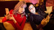 Das junge Model Miley Förster (Emilia Eidt, l.) und ihre Freundin Ebru Kalpak (Aylin Öcal, r.) befürchten, dass ihnen der Sieg im Model-Contest nachträglich aberkannt wird.