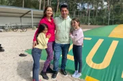 Derya (38, l) und Mete (42) Karakurt mit ihren beiden Töchtern Ela (8, l) und Serra (9) vor der Hüpfburg auf dem Campingplatz der Testreise im Niederländischen Vessem.