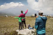 Egloffs verabschieden sich vom Cotopaxi, einem der höchsten aktiven Vulkane der Welt. Karl ist Extrembergsteiger und hält mehrerer Speedrekorde.