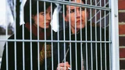 Susanne (Cheryl Shepard, li.) entschuldigt sich bei Walter (Katy Karrenbauer). Walter hat sich mit Susannes Tochter Nina angefreundet, doch Susanne steht dieser Vertrautheit eher skeptisch gegenüber.