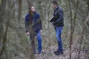 Sven Voss (l.) und Ermittler Gerhard Hoppmann (r.) sind am Fundort eines unbekannten Toten. Der Fall hielt die Polizei Jahrzehnte in Atem.