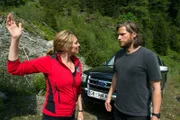 Katharina (Luise Bähr, l.) macht Markus (Sebastian Ströbel, r.) Vorwürfe, weil er ihr verschwiegen hat, dass Tobias' Rucksack in der Gerölllawine gefunden wurde und er wahrscheinlich tot ist.
