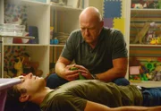 Nachdem sogar Barbie aus den Fängen der Gemeinschaft befreit werden konnte, setzt Big Jim (Dean Norris, r.) all seine Hoffnungen darauf, auch Junior (Alexander Koch, l.) wiederzubekommen. Ist dieser möglicherweise jedoch schon tiefer in den Machenschaften von Christine verankert als alle glauben?