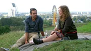 Enzo (Deniz Arora) hält zu Jella (Antonia Bill).