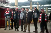 Cem (Aykut Kayacik) und die Ultras (Komparsen) kommen Huck zu Hilfe.
