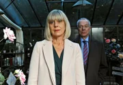 ARD STURM DER LIEBE FOLGE 1904, am Dienstag (07.01.14) um 15:10 Uhr im ERSTEN. Charlotte (Mona Seefried, l.) fühlt sich überrumpelt, als Werner (Dirk Galuba, r.) wieder bei ihr einziehen will.
