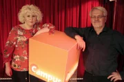 Diesmal verrät uns die Astrophysikerin Dr. Silke Britzen von dem Max-Planck-Institut für Radioastronomie in Bonn, wie sie Schwarze Löcher sichtbar machen kann. Und der Epigraphiker Prof. Dr. Klaus Hallof von der Berlin-Brandenburgischen Akademie der Wissenschaften erläutert, was es mit den Griechischen Fluchtäfelchen auf sich hat.