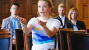 Jenny (Birte Hanusrichter) mischt sich frech in die Gerichtsverhandlungen um das tote Mädchen ein.