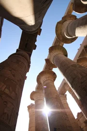 In der antiken Stadt Theben stehen die Überreste des Karnak-Tempels.