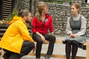 Melanie (Annika Schrumpf, r.) vertraut sich Katharina (Luise Bähr, M.) und Markus (Sebastian Ströbel, l.) an. Kann sie den Bergrettern helfen, ihren Bruder Philipp und die anderen Vermissten zu finden?