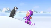 Emma (Mi.) und Kitt-10 möchten in der Arktis Pinguine vor den hinterhältigen Tierfänger retten.