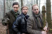 Auch Dr. Kauth (Arnd Klawitter, l.), Dietmar Schäffer (Bjarne Mädel, M.) und Jan Schulte (Johann von Bülow, r.) beteiligen sich an der Suche nach dem entführten ZIelonka.