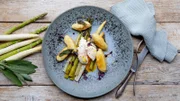 Ricotta Zitronen Nocker in Spargelgemüse