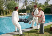 Edda (Petra Kelling) bittet die Hoteldiener, ihren betrunkenen Sohn Ottfried (Oliver Stritzel) zur Ausnüchterung in den Pool zu werfen.