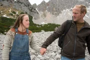 Paul (Florian Brückner, r.) hat seine Schwester Frieda (Carina Kühne, l.) zu einer Wanderung überredet.