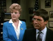 Der Polizeibeamte Lt. Redick (Chad Everett) versucht gemeinsam mit Jessica Fletcher (Angela Lansbury) den Mord an der ehemaligen Filmdiva Deborah Tarkington aufzuklären.