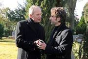 Am Grab der Eltern bietet Roman (Johannes Terne, l.) Clemens (Falk-Willy Wild, r.) die geerbte Uhr des Vaters zur Versöhnung an.