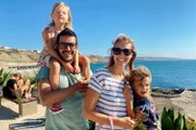 Hin und weg Schweizer Liebesgeschichten aus aller Welt Staffel 8 Folge 1 Die Schweizerin Silvia und der Brasilianer Leandro leben mit Luana und Maya in Portugal.