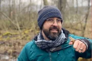 Einstein Passen sich die Tiere der Wärme an? Moderator Bähram Alagheband hält einen Frosch in der Hand.