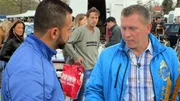 Otto Schulte (re.) mit Interessenten auf dem Flohmarkt Otto Schulte (re.) mit Interessenten auf dem Flohmarkt