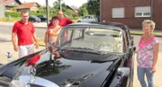 Vor zwei Jahren starb der geliebte Ehemann von Marlies (64, re.). Er war leidenschaftlicher Oldtimer-Sammler und vermachte seiner Frau eine stolze Sammlung. Nachdem sie den Entschluss gefasst hat sich von den Erbstücken ihres Gatten zu trennen, bittet sie ihren Schwiegersohn Ingo (43, 2.v.re.) um Hilfe. Doch der ist mit dieser Aufgabe auch überfordert. Sein letzter Ausweg: Der RTL II-Trödeltrupp (li.: Otto Schulte)