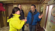 Trödelexperte Mauro Corradino (re.) mit Monika (39) und deren Lebensgefährte Reinhard