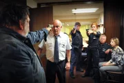 Pattsituation zwischen Geiselnehmer Rottmann (Heinz Werner Kraehkamp, l.), der Martin Berger (Peer Jäger, 2.v.l.) und die Polizisten Jule (Wolke Hegenbarth, 3.v.r.) und Henning (Uwe Fellensiek, 3.v.l.) bedroht. Wolle (Harald Maack, 2.v.r.) und Susi (Katharina Blaschke, r.) sind schockiert.