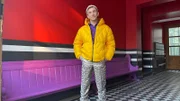 Knallgelbe Pufferjacke, Leoprint-Hose - "PUR+"-Moderator Eric Mayer will wissen, wie sein Style wirkt. Gibt es Reaktionen? Und wie fühlt er sich selbst mit dem für ihn ungewöhnlichen Outfit? Welche Wirkung hat Kleidung auf uns selbst und auf andere? Das möchte Eric Mayer zusammen mit einer Modepsychologin und Jugendlichen herausfinden.