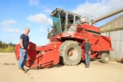 Will (l.) und Simon Parfett vor der Erntemaschine.
