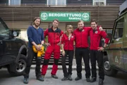 Das Team der Bergrettung Ramsau 2015. Von links: Markus Kofler (Sebastian Ströbel), Michael Dörfler (Robert Lohr), Katharina Strasser (Luise Bähr), Toni Stössl (Martin Klempnow), Tobias Herbrechter (Markus Brandl).
