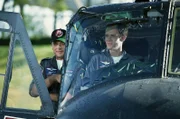 Pilot Alex (Matthias Leja, r.) und Bordmechaniker Wollcke (Oliver Hörner, l.) bringen ihre Rettungsärztin immer und überall sicher ans Ziel.