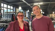 Zusammen mit Modepsychologin Jennifer Heinen möchte "PUR+"-Moderator Eric Mayer herausfinden, welche Wirkung Kleidung auf uns selbst und andere hat. In einem Second-Hand-Laden dürfen Jugendliche ein Outfit zusammenstellen, um einen bestimmten Aspekt ihrer Persönlichkeit zu betonen.