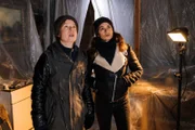 Doreen Wieland (Luise Helm, l.) zeigt Kommissarin Lilly Funke (Tatjana Kästel, r.) die Schäden, die ein schwerer Sturm vor einigen Monaten im Haus ihrer ermordeten Nachbarin angerichtet hatte.
